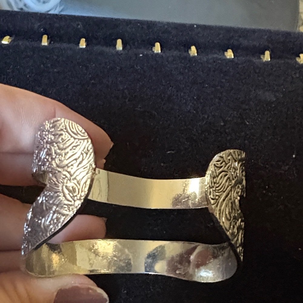 Elegant Silver Cuff Bracelet - Picture 4 of 6